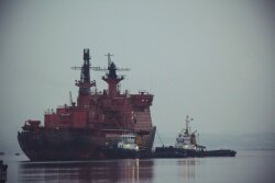 Ледокол «Арктика» из Мурманска отбуксировали на акваторию завода «Нерпа»